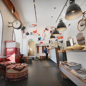  Hostel Backpackers